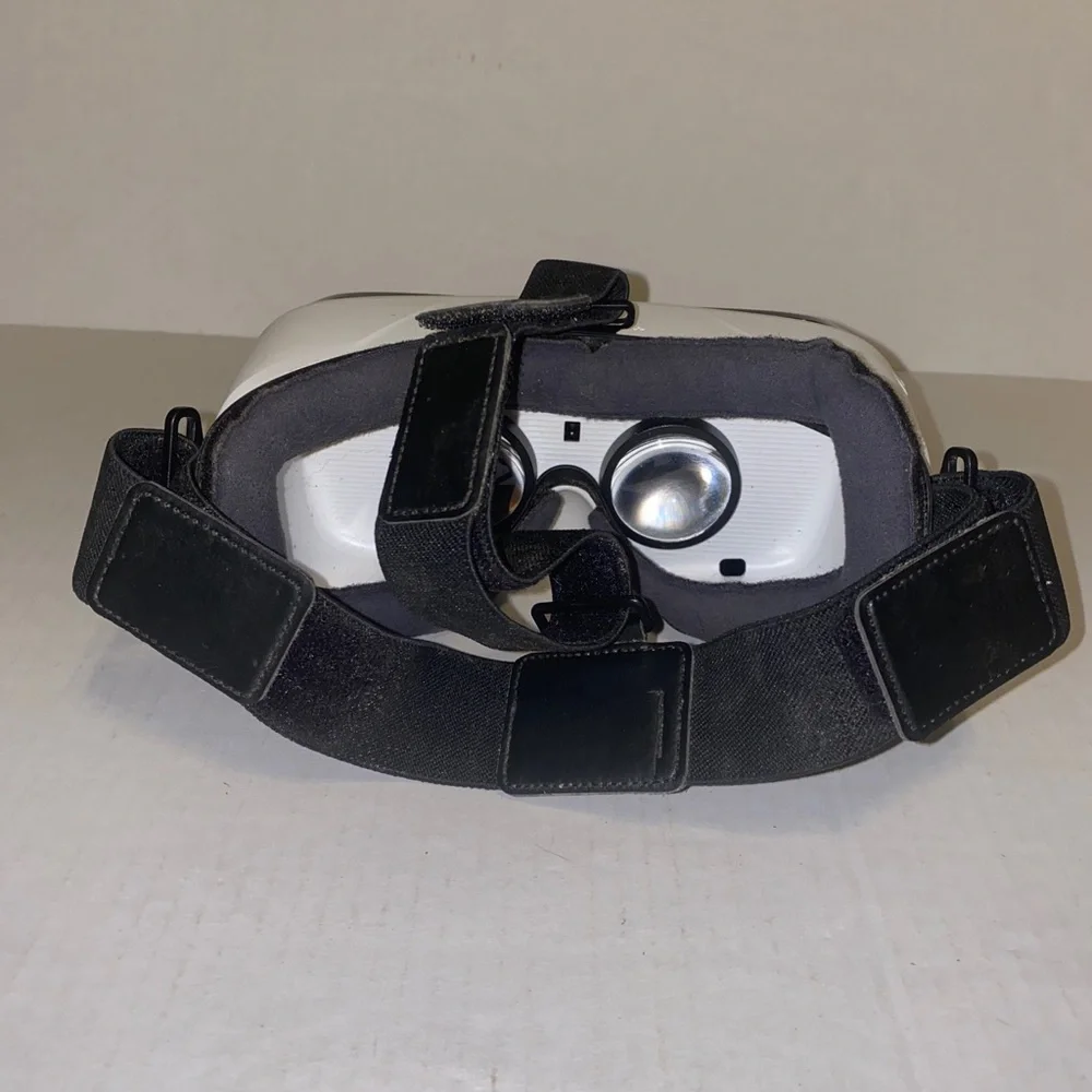 Samsung Gear VR SM-R322 Headset & Controller Powered by Oculus